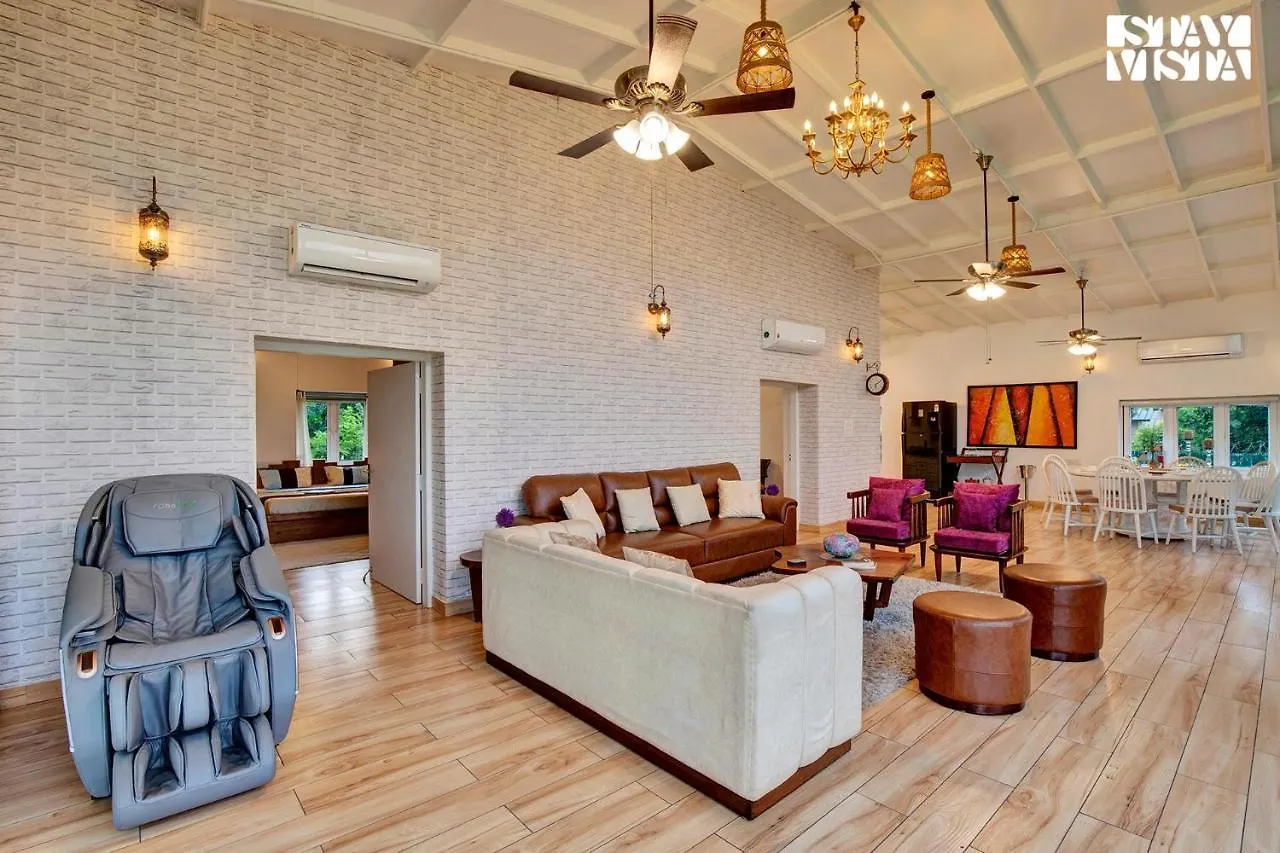 Stayvista's Glasshouse: Orchard Farmstay with Pool and Relaxation Gurgaon India
