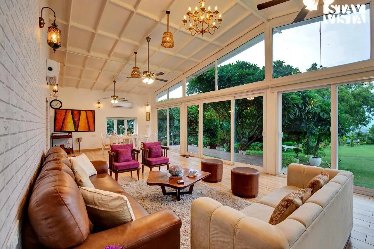 Stayvista's Glasshouse: Orchard Farmstay with Pool and Relaxation Gurgaon