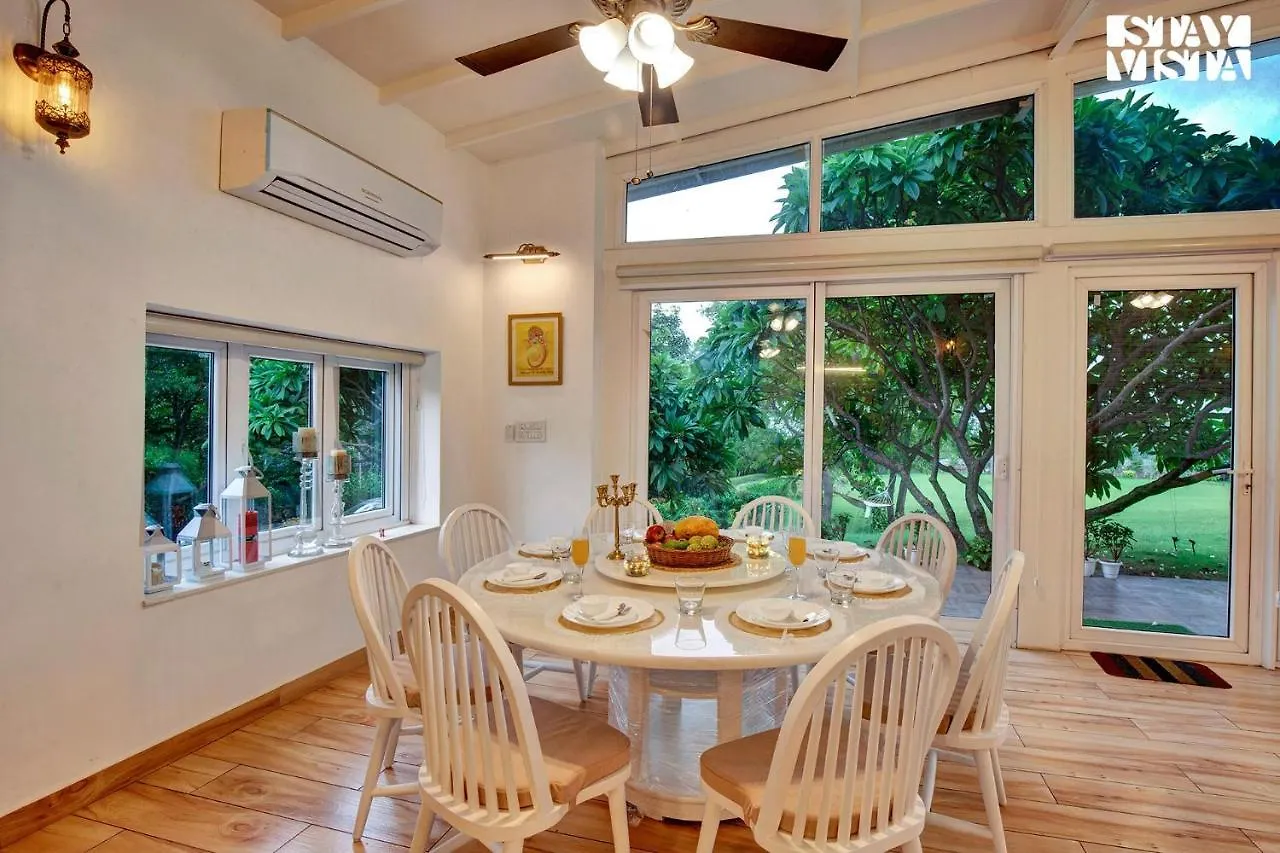 Stayvista's Glasshouse: Orchard Farmstay with Pool and Relaxation Gurgaon